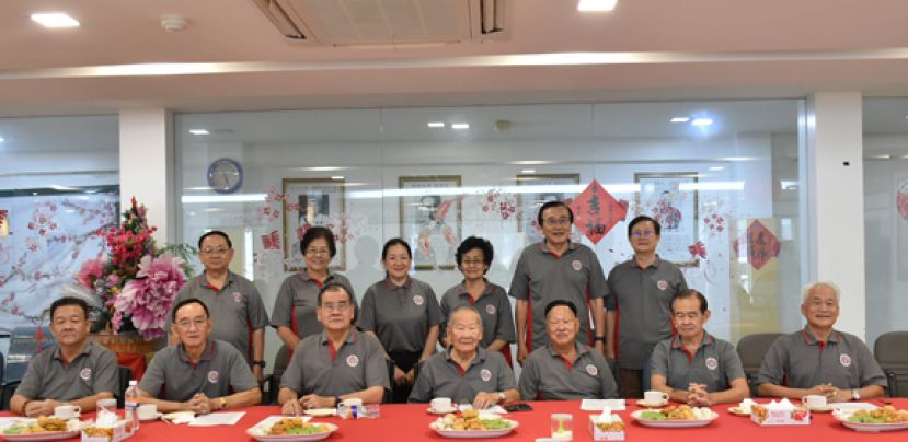 坐者左起为财政甲必丹刘天金、副主席郭兴开、主席郑文新、副主席钟名宝、副主席郑瑞福、秘书张南华、福利本固鲁田新华。站者左起为副财政林瑞钊、医药陈桂叶、副秘书赖小冰、副福利卢丽英、副国英文书郑文发 、教育李福光。