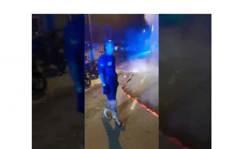 印裔醉汉围堵警车燃放爆竹及拍摄视频。