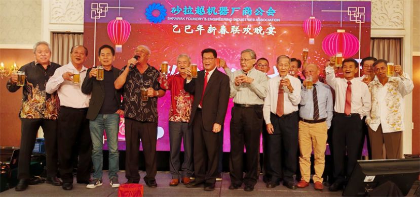 在主席拿督斯里许甲明的带领下,砂拉越机器厂商公会的众理事向来宾敬酒,祝福2025年生意兴隆,万事如意。左起为林德勤、李宏业、詹长翔、拿督斯里许甲明、李伟城、筹委主席李廷亮、法律顾问田锡川、邓永和、王筱强、田强发、陈亚捷。后排左起为佘克明、田承海、刘顺平、李双和。