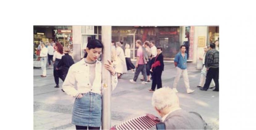 &ldquo;飞图式MV&rdquo;的特徵是外景、女模特儿、阳光、故作深情地在街上走来走去。图为1990年梁芷珊在德国街头装作忧郁状拍MV。
