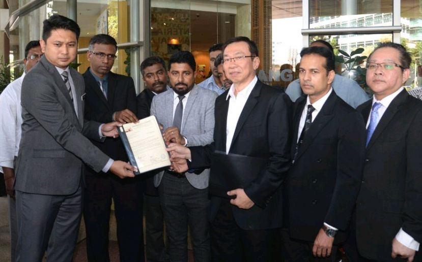 教育部通讯组官员沙菲克（左1）代表教育部从阿伦多拉沙米（左3）及王鸿财（右3）手中接收备忘录。