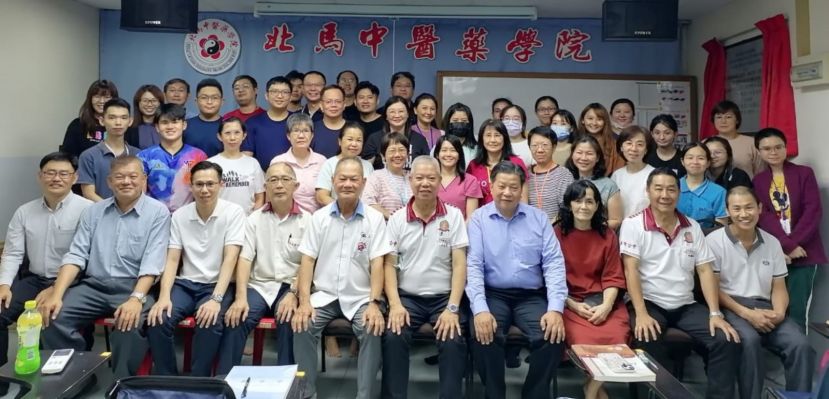 北马中医药学院董事长黄峇福（左5起）、北马药业公会会长准拿督洪亚福、砂医总会长江宗兴伉俪、林联德、周明杰；左起该学院副院长陈汶琛、陈中兴、林益勇、罗见智与学员合影。