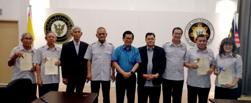 4名获得续任的甲必丹领取委员状后合摄。左起;张启华、赖子文、本曼查林礼钦、天猛公杨惠生、拿督李景胜、副省长阿都阿兹、本固鲁冯兆明、蔡刚明及余继香。