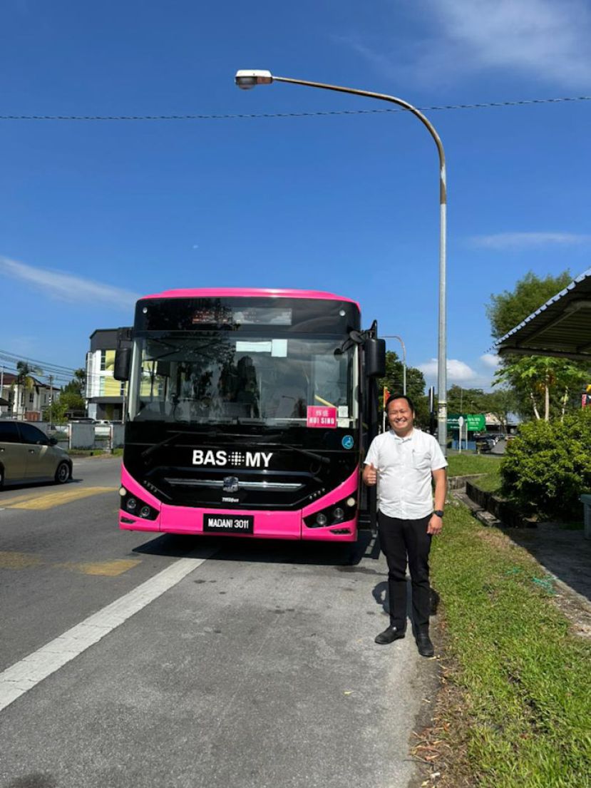 江峰年亲自搭乘了Q12路线（Saujana &ndash; 辉盛）