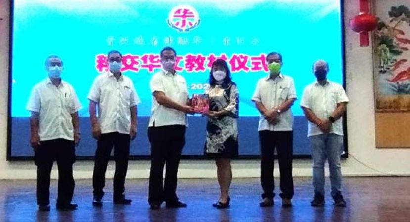 移交由总领事馆所赠送的华文教材仪式在进行时摄。