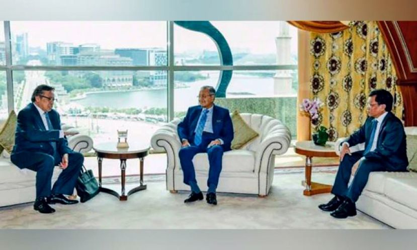 首相敦马哈迪(中)于周一在布城会务砂沙首席部长。