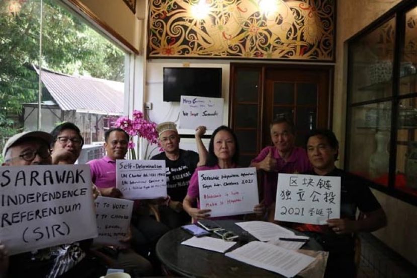 砂革新党主席徐丽娜（右3）召开新闻发布会。