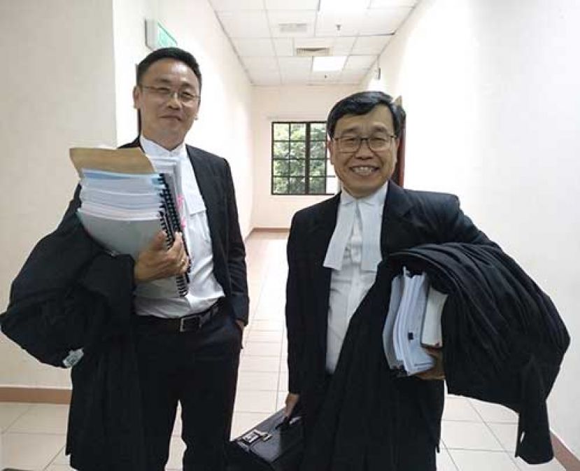 图示：诉辩双方律师许明仰（左）以及沈威权，在判决后离开法庭时摄。