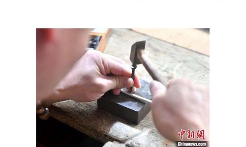 林伟星正在制作银手镯。