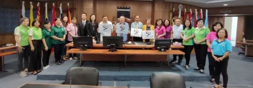 出席马中建交50周年庆典活动的新闻发布上的大合影。