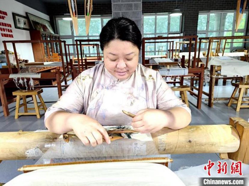 程苗欣正在创作缂丝作品。