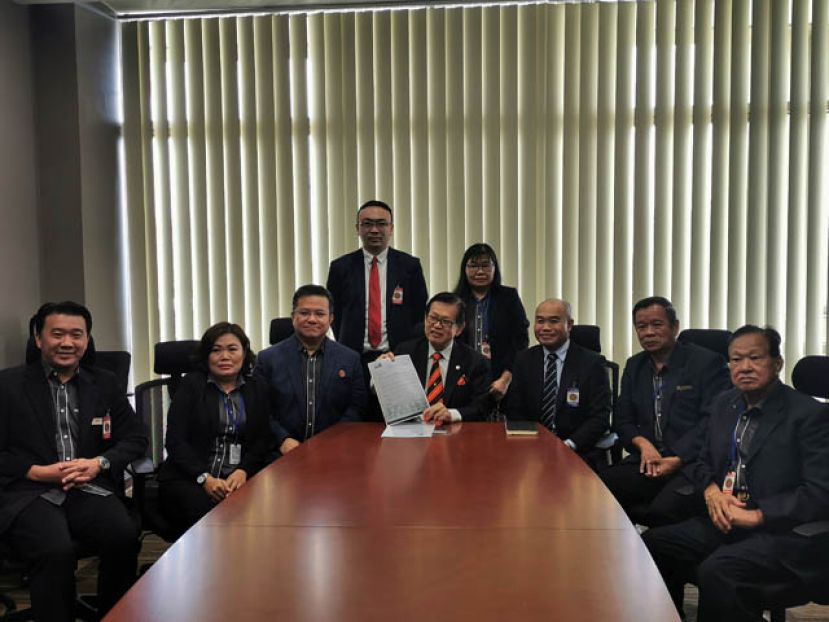 砂拉越交通部长拿督李景胜（中）与古晋自由车摩托商公会理事们开会后合照，古晋自由车摩托商公会主席刘顺荣（右二）及秘书刘金兴（左三）。