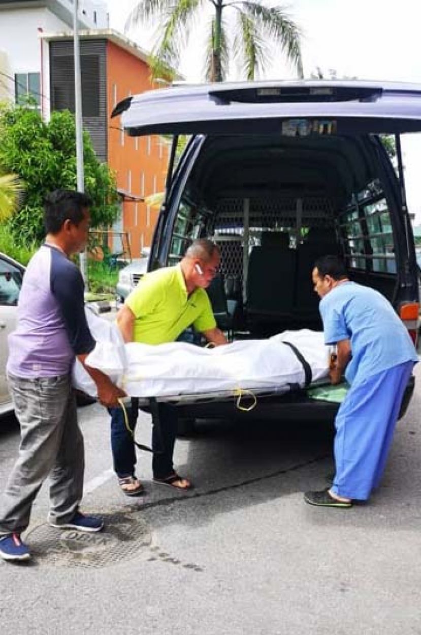死者遗体送抵古晋砂中央医院太平间。