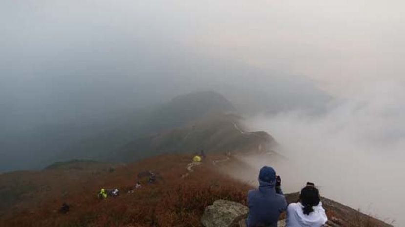 登山当天天气不佳，山顶被云层覆盖。