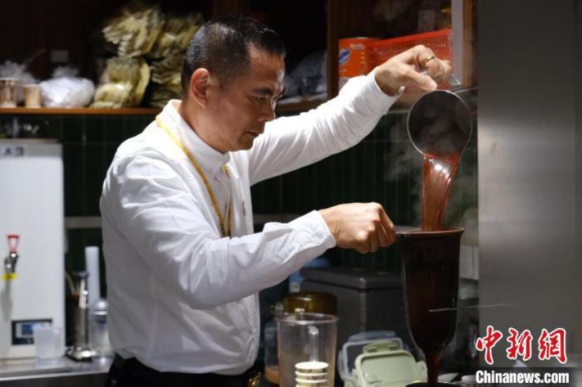 近日，余庆池在中英街的分店内&ldquo;煲奶茶&rdquo;。