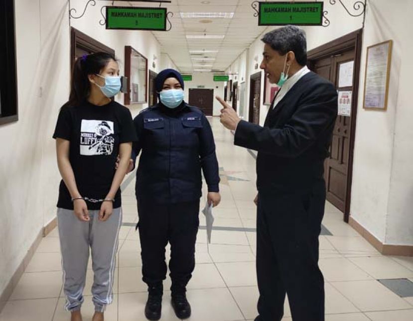 重获自由的江西妹（左）和律师商克隆影于庭外。