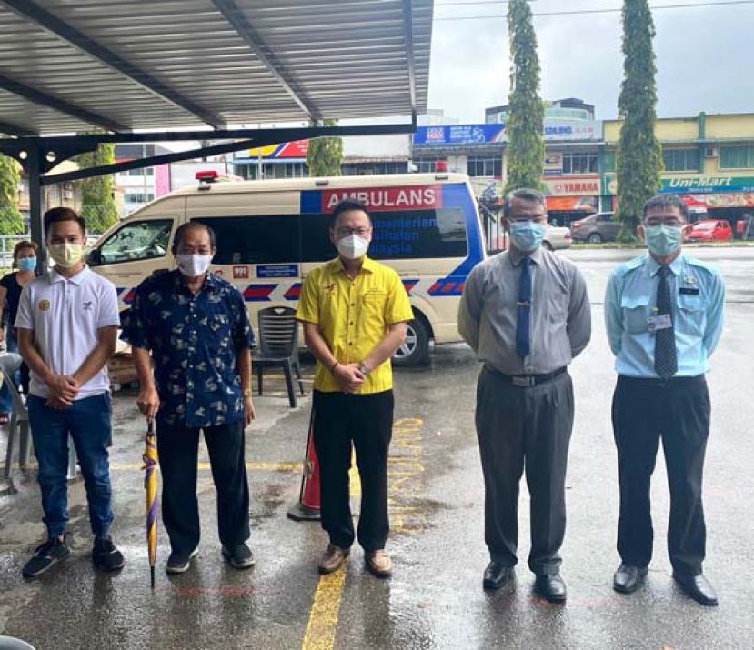 砂人联党青年总团秘书长符祥威（中）到访华朋岭达娜布迪政府诊所。