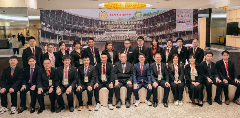 新届理事们于晚宴上合影。