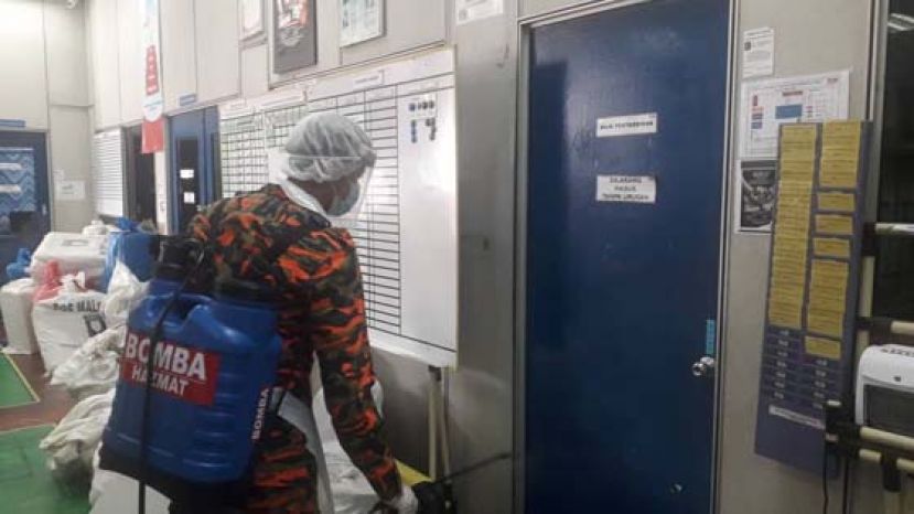 消拯人员在卑骚工业区为邮政公司转驳站进行消毒。