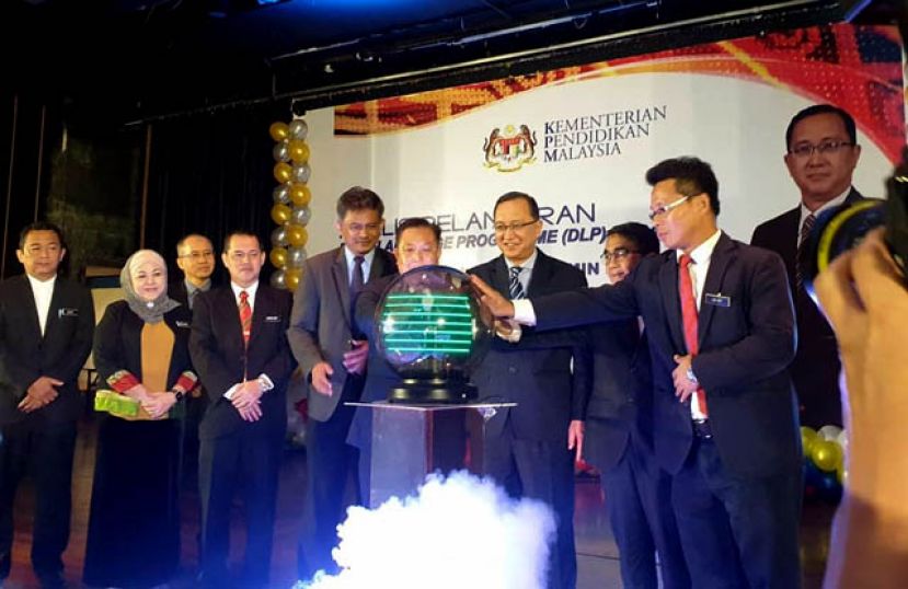 大马教育局总监拿督阿敏（右四）为砂拉越&ldquo;双语课程计划&rdquo;（DLP）主持推展仪式。