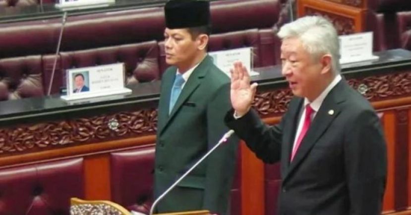 马来西亚中华总商会（中总）总会长丹斯里卢成全宣誓任上议员。