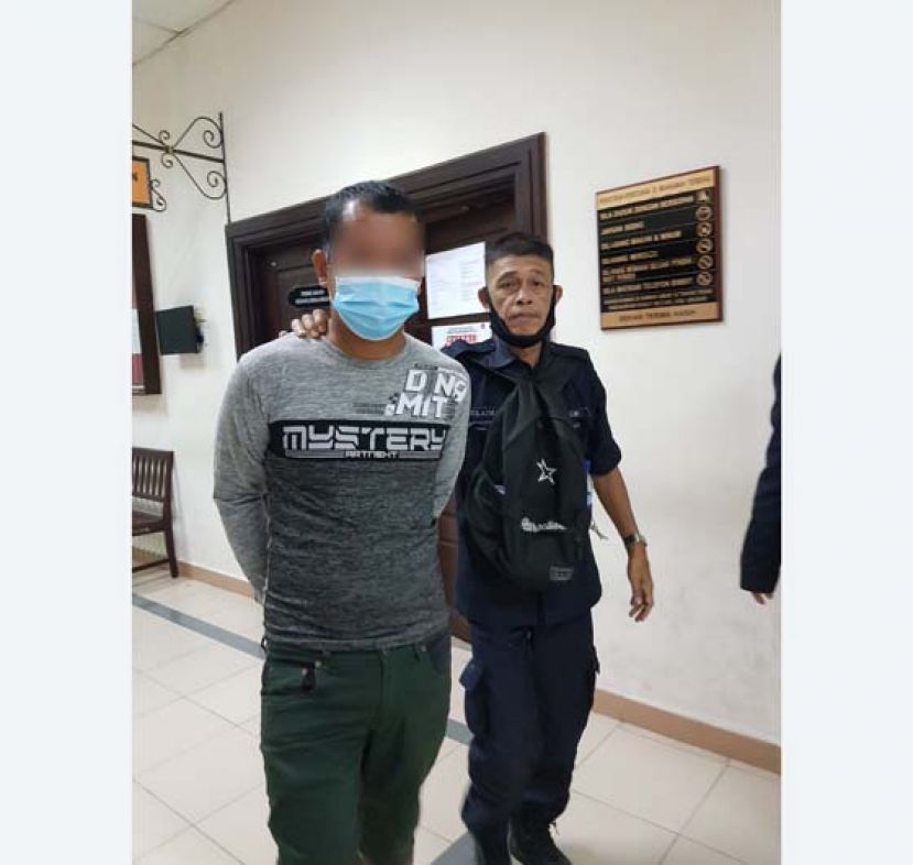 挥刀砍伤妻子在面对判决后被带离法庭。