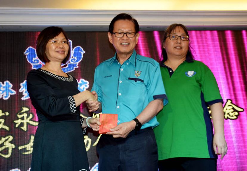 拿督李景胜颁发感恩纪念品予即将荣休的黄秀梨老师(左)，右是郑鉥澐。