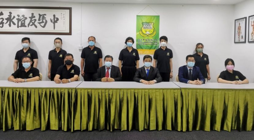 砂医总会长兼亚洲中医技职学院院长江宗兴（前排左3起）、该学院医学顾问林友镁、主任江邦仲、助理黄如君与第五届针灸专科培训班学员合影。
