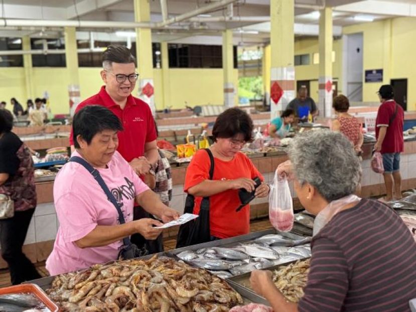 此前在毕打拿菜市场进行的&ldquo;YB陪你逛巴刹&rdquo;活动得到民众和小贩们热烈响应一瞥。（档案照）