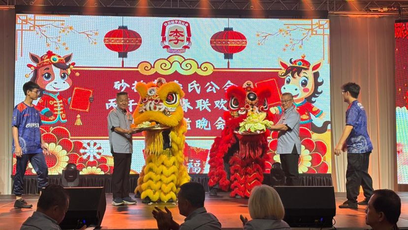 左为会长李开生以及筹委会主席李俊强一起接福品时影。