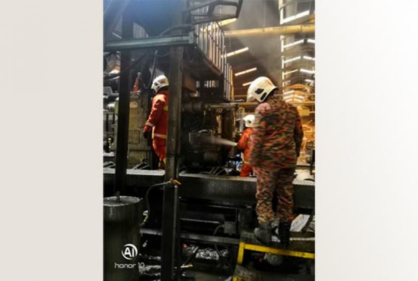 消拯人员在机械火势控制后，进行善后工作。