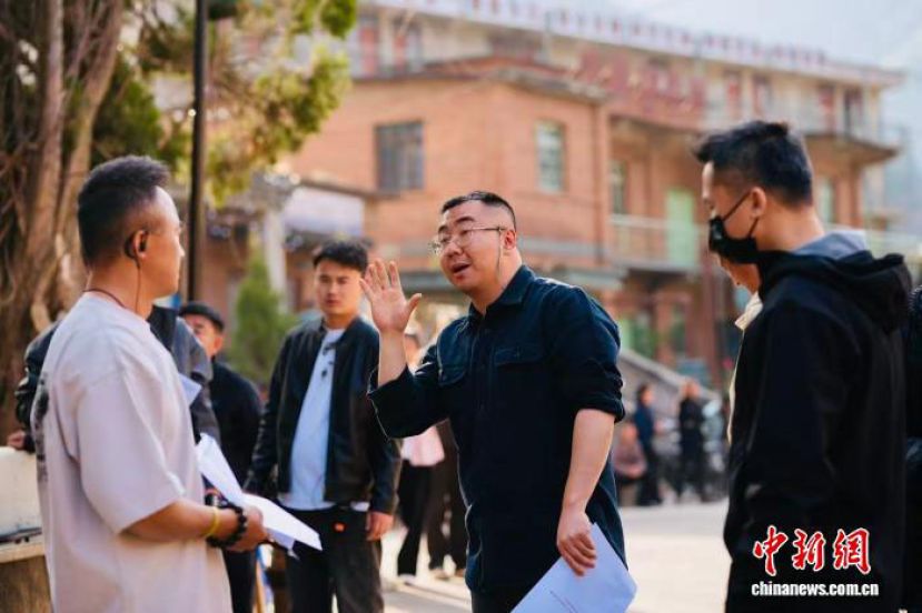 导演刘洋工作照。