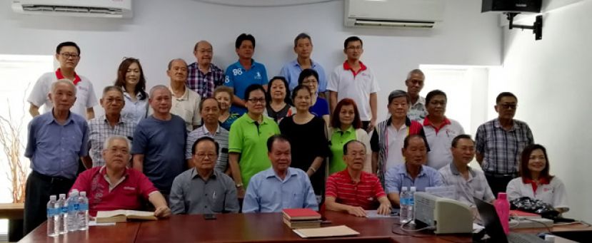 砂拉越张氏宗谱委员会与晋汉连省张氏公会的理事们合影留念，左起为晋汉连省张氏公会副会长张明辉、砂张氏公会副会长兼张氏宗谱编委会秘书张延广、砂拉越张氏公会副会长兼宗谱编委会主席张强开、晋汉连省张氏公会会长张发真、名誉顾问张纬明、副会长张光福及秘书张慧娇。