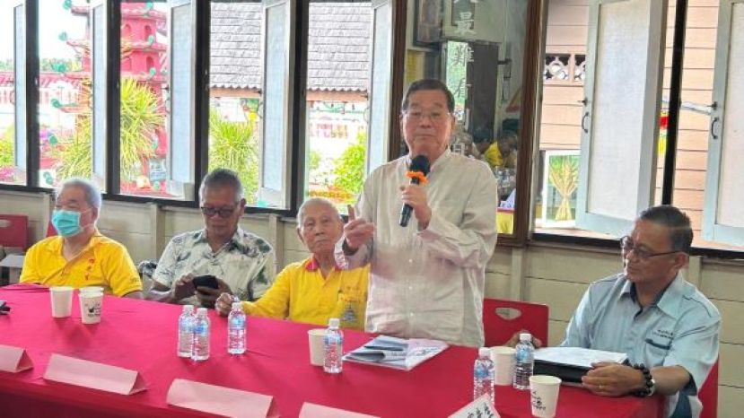 砂拉越中华文化研究会会长拿督邓伦奇律师在吻龙福德天圣宫举行的《吻龙地方志》交流会上发言神情。