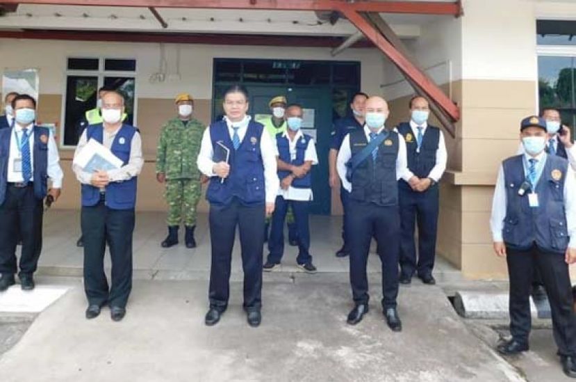 执法人员准备出动，检查商店。