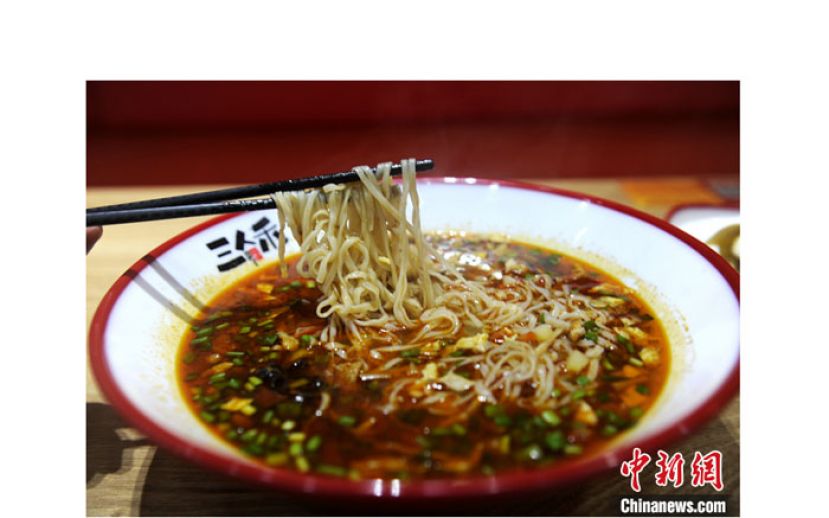 薄而光亮的臊子面面条。