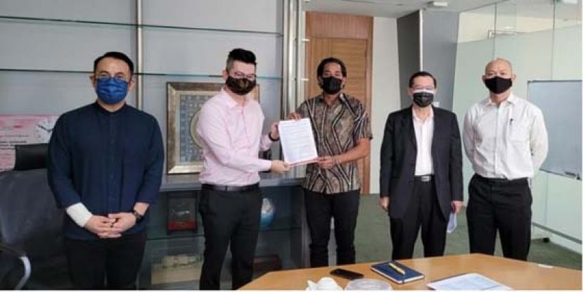 古晋区国会议员俞利文(左2)将建议书提交给凯里(中)，右2为林冠英。