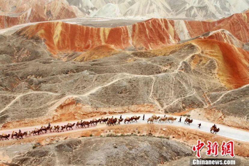 仿古驼队重走丝绸之路途经张掖丹霞地质公园。