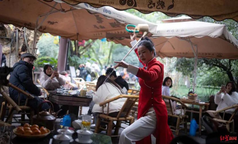 李小婉正在表演长嘴壶茶艺。