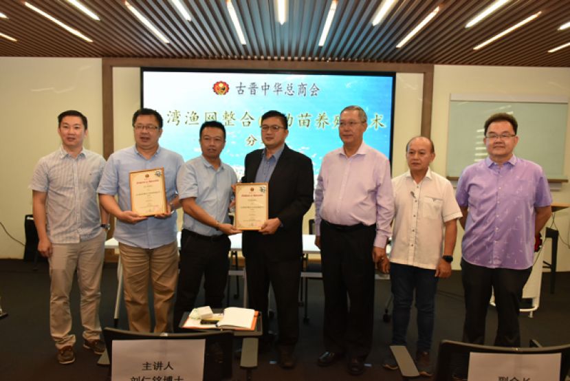 古晋中华总商会农业组主任卢少奎（右四）颁发感谢状予讲师邱国勋博士（左三）与讲师刘仁铭博士（左二），右三起为古晋中华总商会副会长郭应茂、农业组副主任本固鲁李开喜、数码经济组主任田松茂。左一为右一为农业组副主任张毓伦。