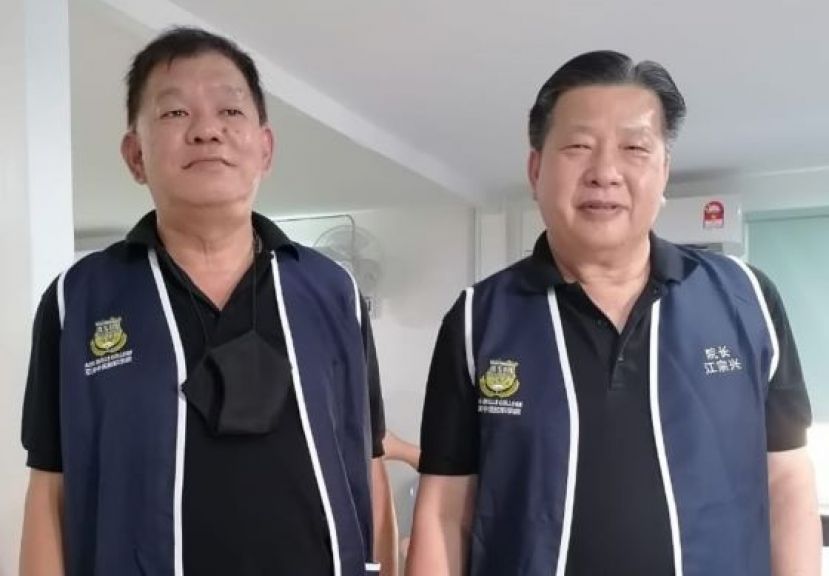 砂医总会长江宗兴（右）吁请未注册卫生部行医证传统医师会员速申请；左为该会会务顾问陈中兴。