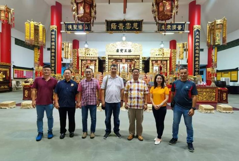 古晋潮州公会会长周文盛（中）带领一支代表团到柔佛麻坡修德善堂进行启建超度与祈福法会考察活动。  左三为该会第一副会长陈家福、教育股主任林瑞钊（左二）和副主任杨双綮（左一）。右一及二分别是上帝  庙保管委员会主任李顺隆及青年团副财政陈慧玲。
