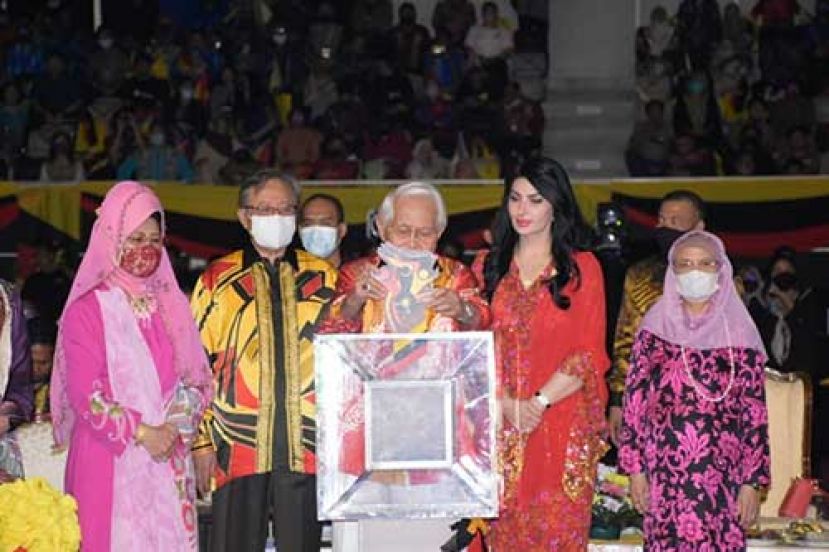 ●砂州元首敦泰益玛目（中）为722砂拉越日庆典主持开幕仪式。其左为砂总理阿邦佐哈里。