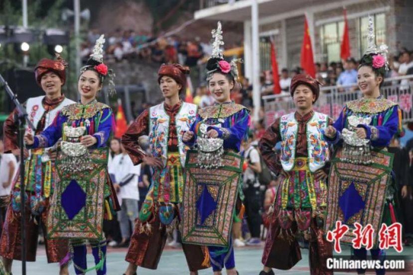 在&ldquo;全国和美乡村篮球大赛(村BA)&rdquo;揭幕式上，中场休息时进行侗族大歌表演。