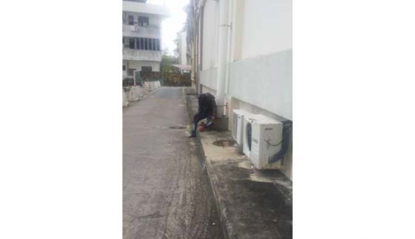 商场脸书上载的相片，证明男子在倒下前，坐在后巷一段相当长久的时间。