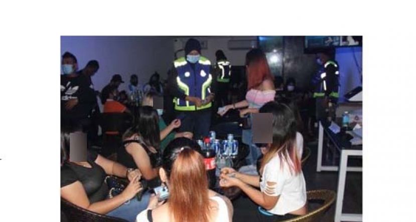 诗巫警方临检商店兼小酒馆，54男女被带回警局调查。