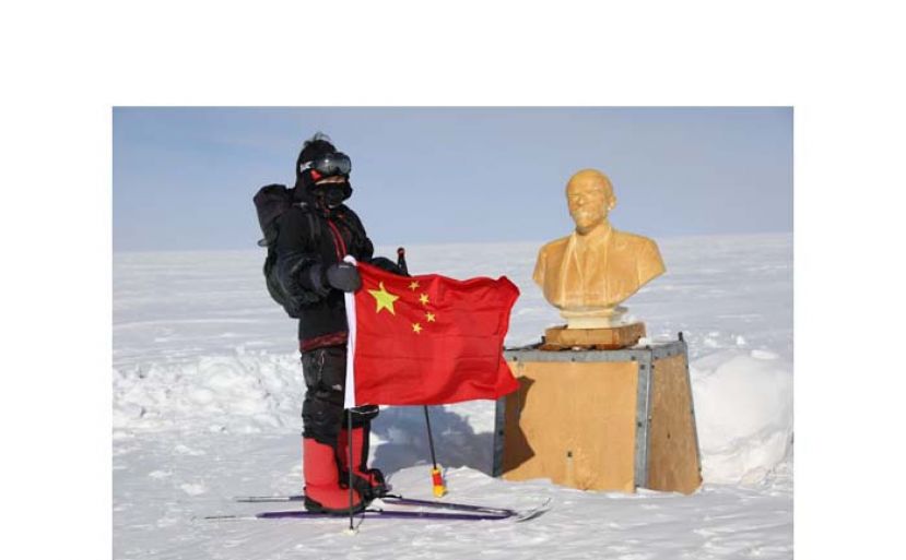 冯静抵达南极难抵极，与这里的标志性物体&mdash;&mdash;列宁雕像合影。