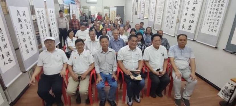 出席《乙巳全国诗人雅集 &bull; 诗词墨舞展》开幕礼的大合影。