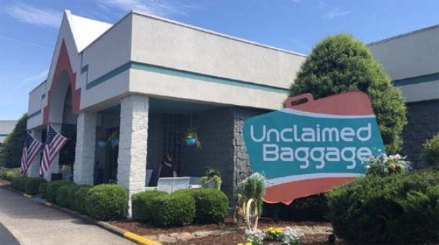 全美机场无人认领行李集散地，年吸100万人寻宝。