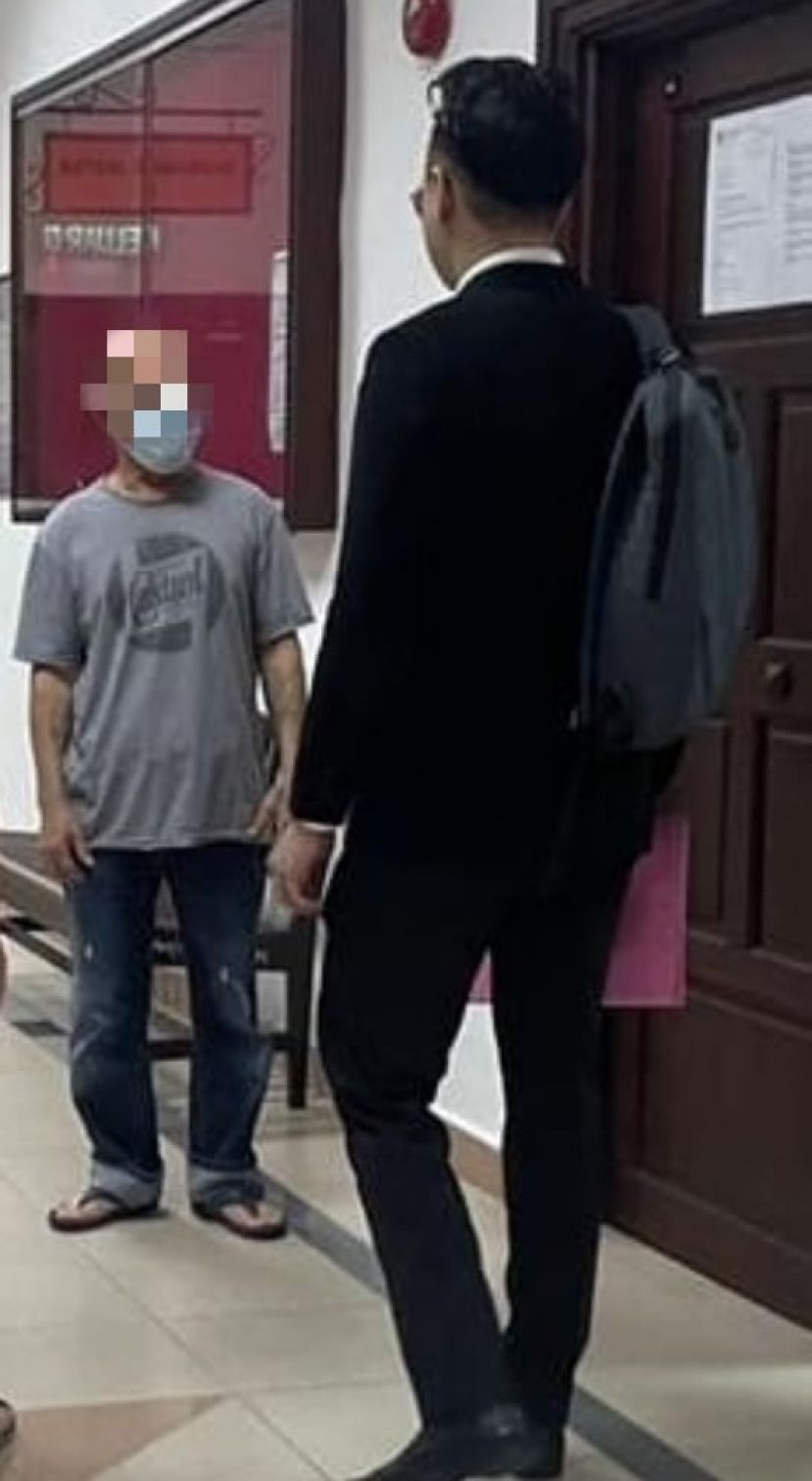 60岁梁姓男子（右二）与辩护律师林建良（右）交谈时摄。